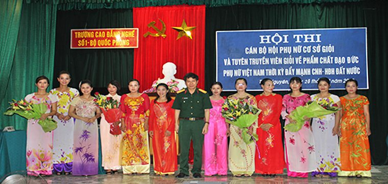 Đ/c Đại tá Nguyễn Đức Thắng – Bí thư Đảng ủy – Chính ủy nhà trường lên tặng hoa các Đội