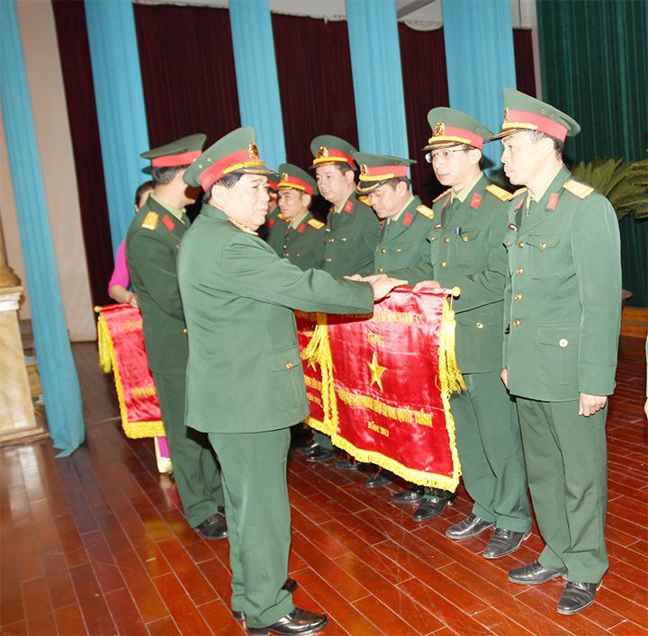 Trung tướng Nguyễn Sỹ Thăng - chính ủy QK trao cờ đơn vị có thành tích xuất sắc năm 2013 cho Trường CĐN số 1-BQP