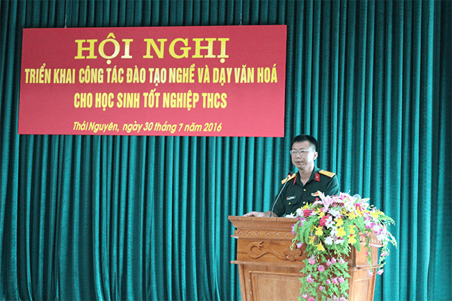 Thầy Đại tá Phạm Văn Hòa, Hiệu trưởng nhà trường phát biểu tại Hội nghị