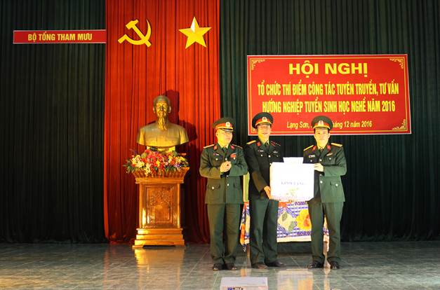Đại tá Phạm Văn Hòa, Hiệu trưởng Trường Cao đẳng nghề số 1 Bộ Quốc phòng phát biểu trong Hội nghị Tổ chức thí điểm tư vấn tuyển sinh học nghề cho bộ đội chuẩn bị xuất ngũ