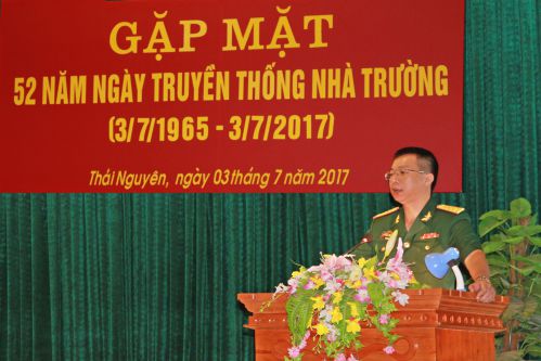 Đại tá Phạm Văn Hòa - Hiệu trưởng Nhà trường phát biểu tại buổi gặp mặt
