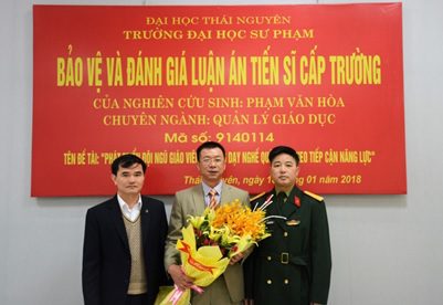 Ban Giám hiệu tặng hoa chúc mừng đ/c Phạm Văn Hòa bảo vệ thành công luận án tiến sĩ.