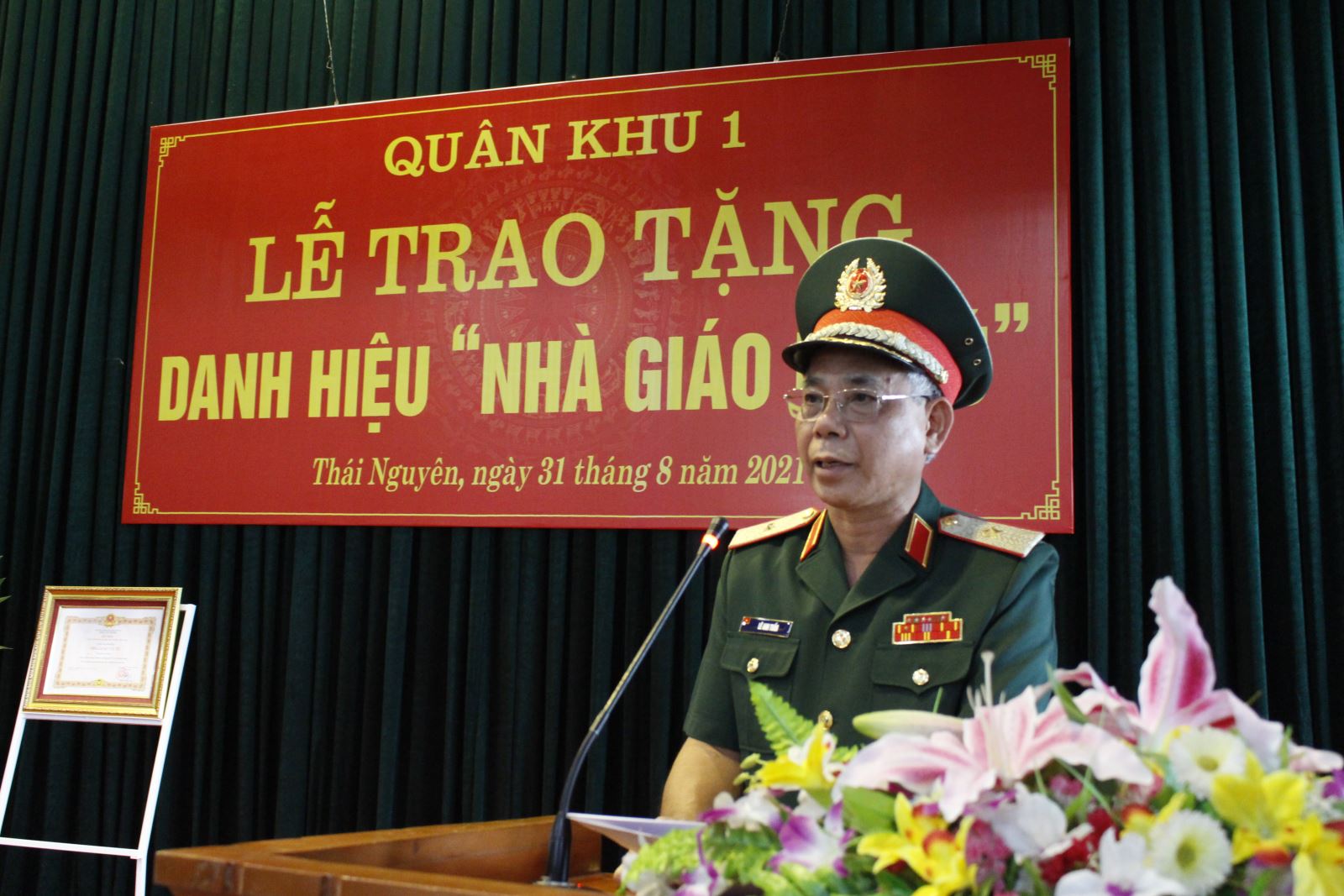 Trao tặng danh hiệu Nhà giáo ưu tú cho Đại tá Phạm Văn Hòa