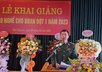 Ông Phạm Văn Hoà – Đại tá, Hiệu trưởng Trường Cao đẳng nghề số 1 Bộ Quốc Phòng đọc diễn văn khai giảng tại lễ khai giảng đào tạo nghề cho bộ đội xuất ngũ đợt 1 năm 2023 (Ảnh: Hà Thanh)