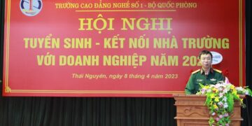 Đại tá, TS Phạm Văn Hoà, Hiệu trưởng Cao đẳng nghề số 1 Bộ Quốc phòng phát biểu tại Hội nghị.
