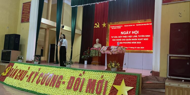 Tư vấn tuyển sinh, hướng nghiệp cho bộ đội xuất ngũ tại Quân khu 2