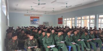 Tư vấn tuyển sinh, hướng nghiệp cho bộ đội xuất ngũ tại Bộ chỉ huy quân sự tỉnh Lạng Sơn.