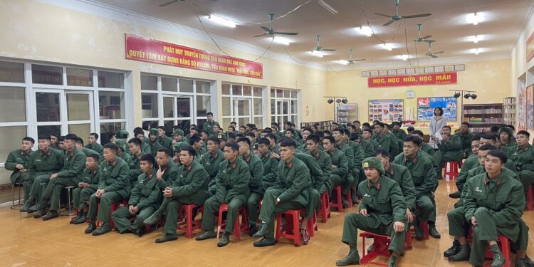 Trường Cao đẳng nghề số 1- BQP thực hiện tư vấn, hướng nghiệp  cho bộ đội xuất ngũ tại Trung đoàn 246