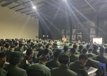 Tư vấn tuyển sinh, hướng nghiệp cho bộ đội xuất ngũ tại Lữ đoàn 575.