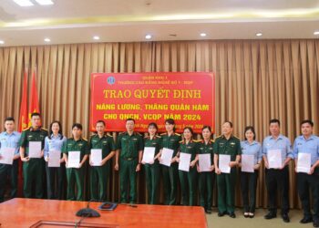 Tổ chức trao Quyết định nâng lương, thăng quân hàm cho QNCN, VCQP năm 2024.