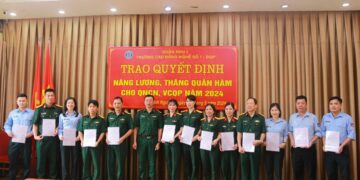 Tổ chức trao Quyết định nâng lương, thăng quân hàm cho QNCN, VCQP năm 2024.