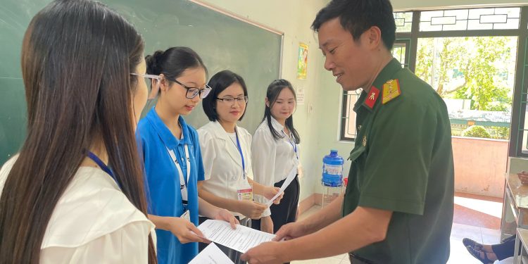 LỄ CÔNG BỐ VÀ TRAO QUYẾT ĐỊNH KIỆN TOÀN BCH LIÊN CHI ĐOÀN KHOA KHOA HỌC CƠ BẢN
