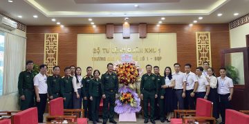 Thủ trưởng Bộ Tư lệnh Quân khu thăm và chúc mừng Ngày Nhà giáo Việt Nam 20/11