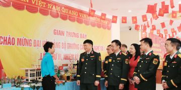 Học sinh lớp 10 gây ấn tượng trước lãnh đạo Quân khu 1