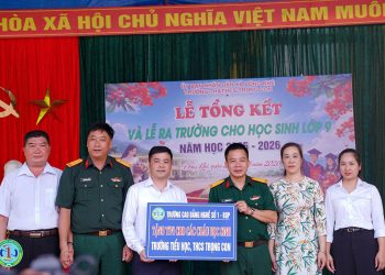 Trường Cao đẳng Nghề số 1 tặng quà học sinh khó khăn tại Cao Bằng