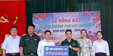 Trường Cao đẳng Nghề số 1 tặng quà học sinh khó khăn tại Cao Bằng