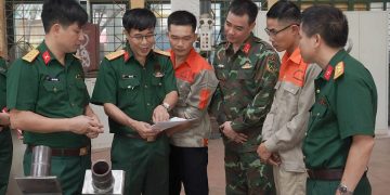Đại tá Vũ Bá Bộ động viên đội tuyển thợ giỏi Cơ khí Quân khu trước hội thi toàn quân
