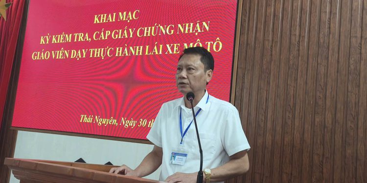 Khai mạc kỳ kiểm tra, cấp giấy chứng nhận giáo viên dạy thực hành lái xe mô tô
