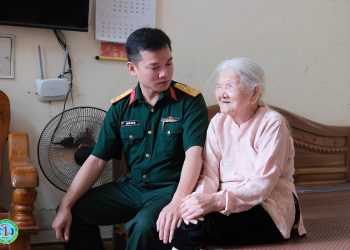 Trường Cao đẳng Nghề số 1 thăm, tặng quà Mẹ Việt Nam Anh hùng