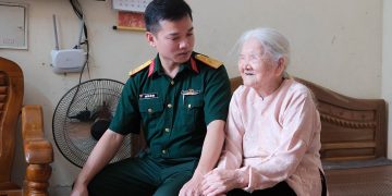 Trường Cao đẳng Nghề số 1 thăm, tặng quà Mẹ Việt Nam Anh hùng