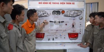 Xe điện phát triển mạnh có khiến ngành công nghệ ô tô lỗi thời?