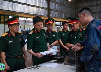 Phó Chính ủy Quân khu đến thăm đội tuyển thi thợ giỏi tại Trường Cao đẳng Nghề số 1