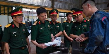 Phó Chính ủy Quân khu đến thăm đội tuyển thi thợ giỏi tại Trường Cao đẳng Nghề số 1