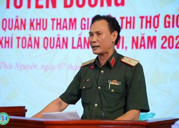Thiếu tướng Lê Văn Thơ chúc mừng 3 giáo viên đạt thành tích tại Hội thi Thợ giỏi toàn quân