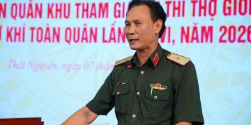 Thiếu tướng Lê Văn Thơ chúc mừng 3 giáo viên đạt thành tích tại Hội thi Thợ giỏi toàn quân