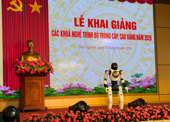 Robot hình người tạo điểm nhấn công nghệ tại Lễ khai giảng